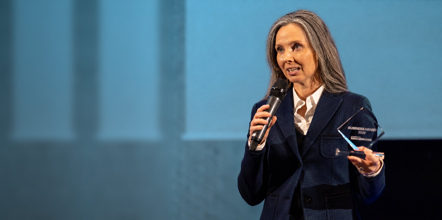 Sonja Neitzel-Bothe bei einer Auszeichnung auf der Bühne